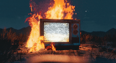 AE模板：热门复古嘻哈做旧TV电视着火3D实物场景VHS故障风格开场片头模板（9976）