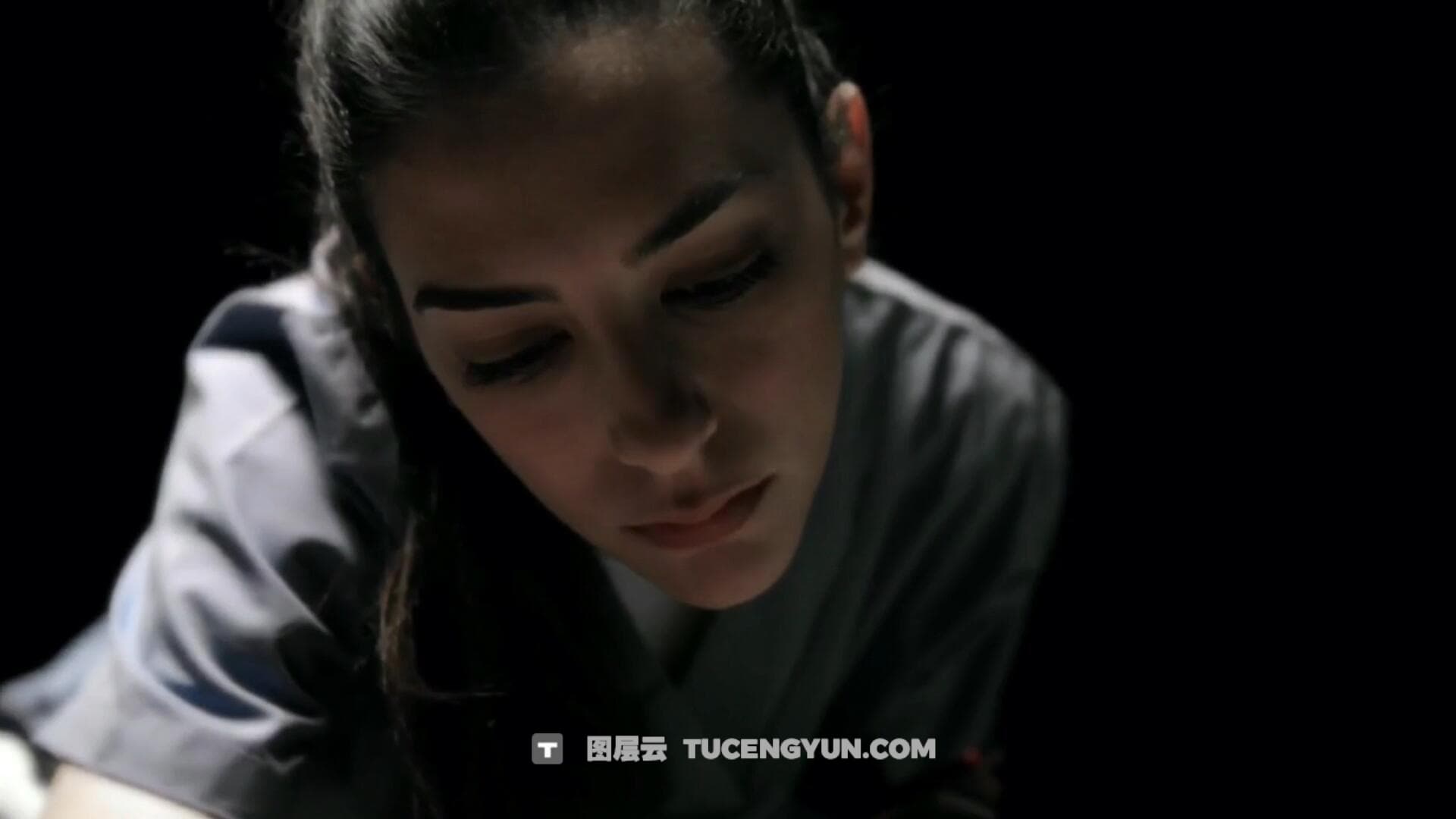 大师课程：热门商业级音乐视频广告电影打光照明技术+调色视频课程 中/英文字幕 Domestika – Basic Lighting for Audiovisual Projects（12258）图层云