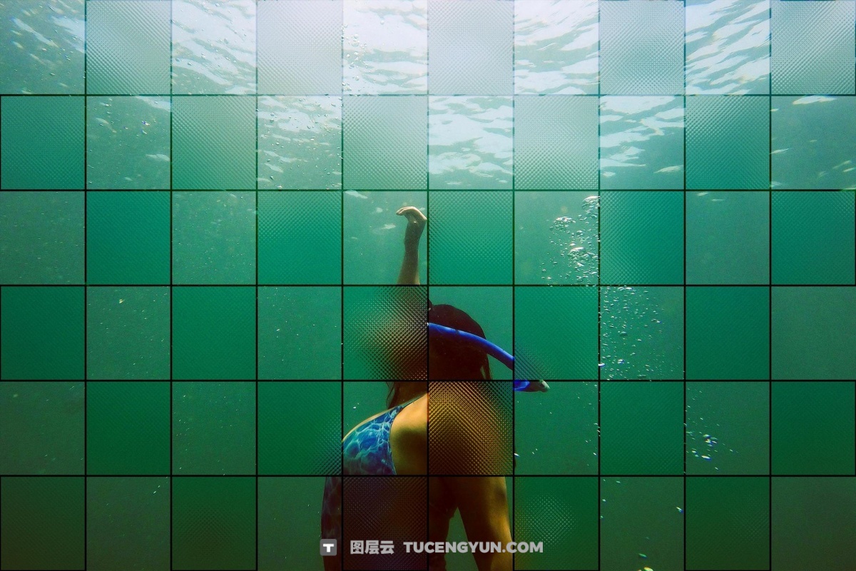 创意风格渐变弥散光网格像素方块效果PSD特效样机 Square Glass Tile Photo Effect（13313）图层云