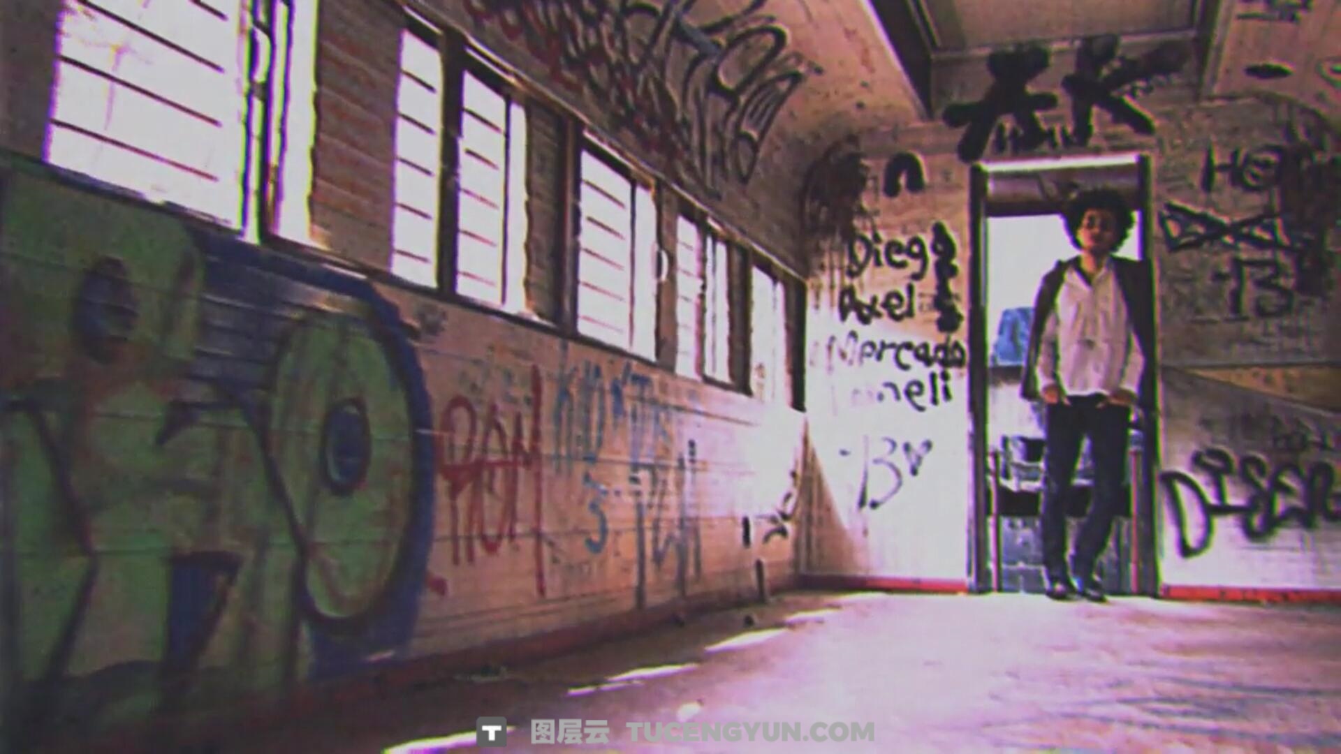 PR模板：复古低画质风格故障VHS录像带人物画面定格动画模板（14090）图层云