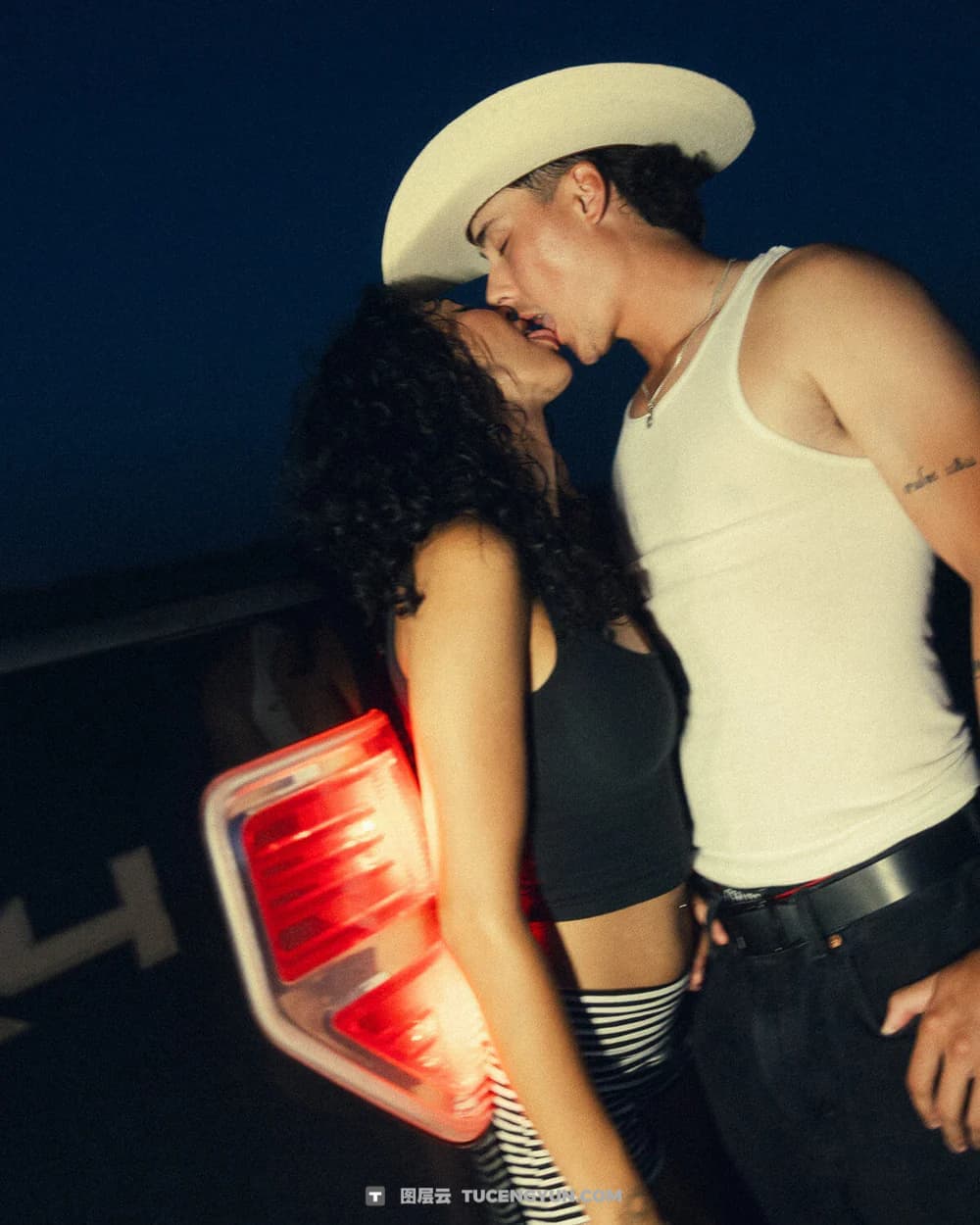 90年代怀旧电影胶片美学、布鲁斯蓝、35mm人像婚礼摄影Lightroom调色预设 Dirty Boots & Messy Hair – Presets Pack II（14248）图层云