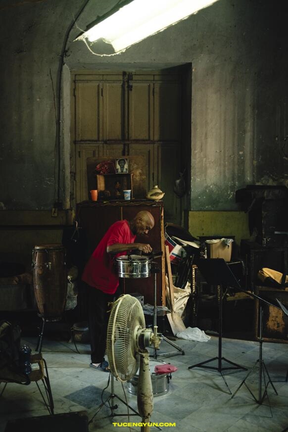 热烈古巴风情街头人像摄影LR预设包+富士胶片模拟配方+中文字幕教程 Cuban Vibes – Street Photography Preset Pack + Fujifilm Recipes & Tutorial(14931)图层云 热烈古巴风情街头人像摄影LR预设包+富士胶片模拟配方+中文字幕教程 Cuban Vibes – Street Photography Preset Pack + Fujifilm Recipes & Tutorial(14931)图层云